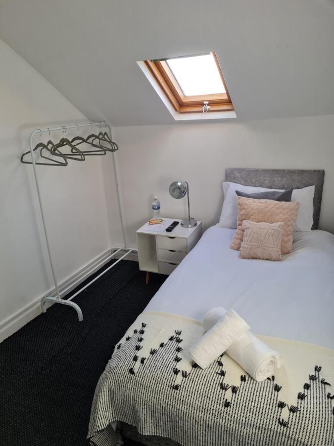 Shm Stays Hs2 Workers Great For Long Term Stays & Short Stays, 15 Min Drive To City Centre & Airport 2 Min Walk To Shops And Train Station Birmingham Luaran gambar